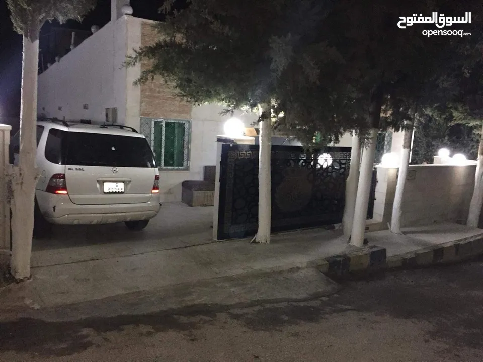 فيلا بالصلاة على النبي موقع مميز جدأ على ثلاث شوارع بالقرب من مستشفى ايدون العسكري