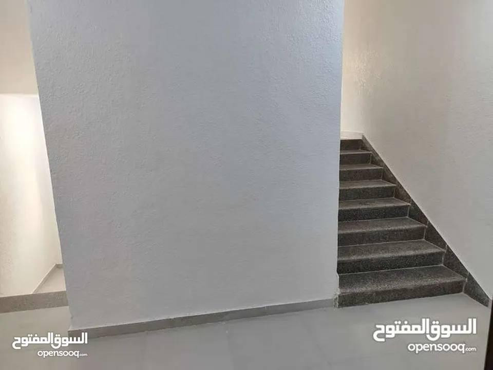 طوابق تجارية بمساحات متنوعة على طريق عمان-السلط نزول وادي الشجرة بأسعار مناسبة