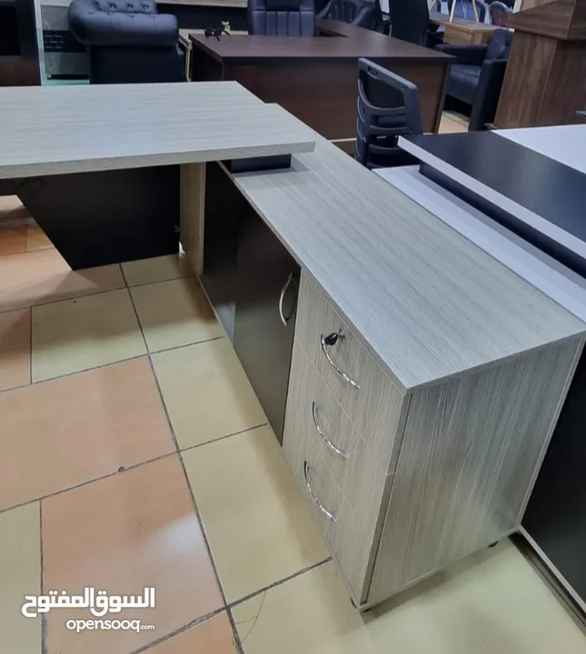 مكتب مدير مع جانبية وادراج مع طاولة وسط هدية  متوفر بعدة الوان حسب الطلب