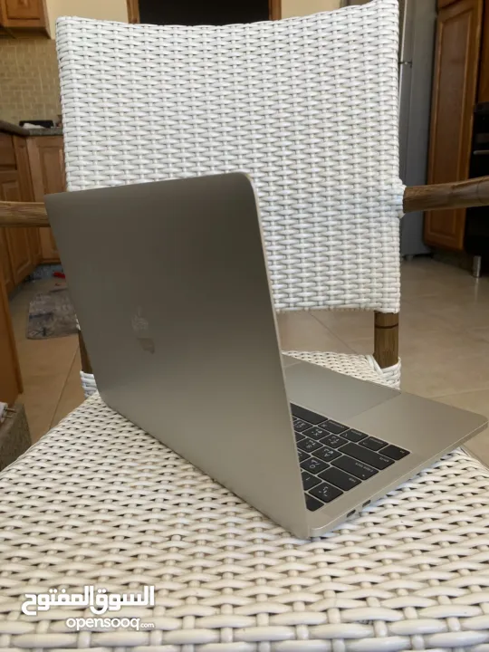 ماك بوك برو 2019 شاشة 13.3 انش مستعمل اخو الجديد رام 8 هاردسك 128 بسعر حرق في شحوط ع ضهر الجهاز