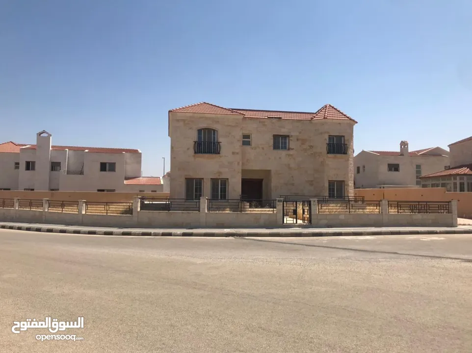 فيلا نموذج (4) خاص في كمباوند الاندلسية والفيلا مميزة جداً لانها (4) خاص للبيع بسعر مُغري جداً