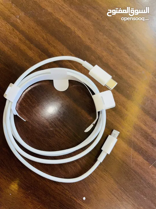iPhone 12 promax 256 بطارية 87 شاشتو فيها شعر والضهر من عند الكاميرات مشعور الجهاز بحالة ممتازة