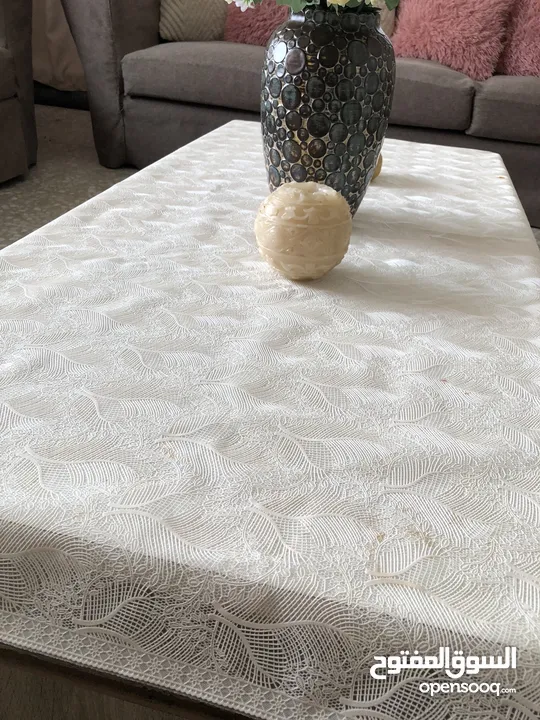 طاولة صالة بالون ابيض و خشبي مع تصميم يناسب جميع الديكورات يمتاز بسهولة التنظيف و يحتوي على خزانتين