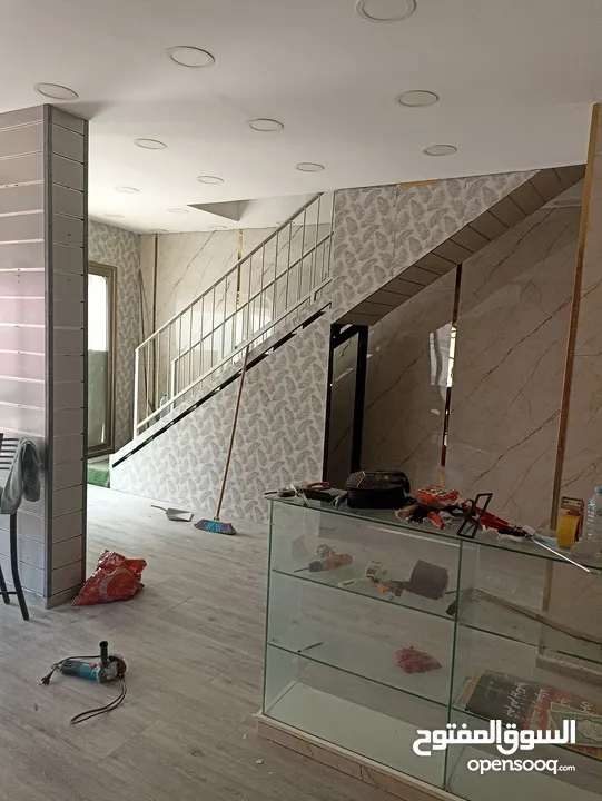 محل تجاري طابق ثاني مطل على الشارع ومدخل على الشارع مساحة 150متر مع برندة