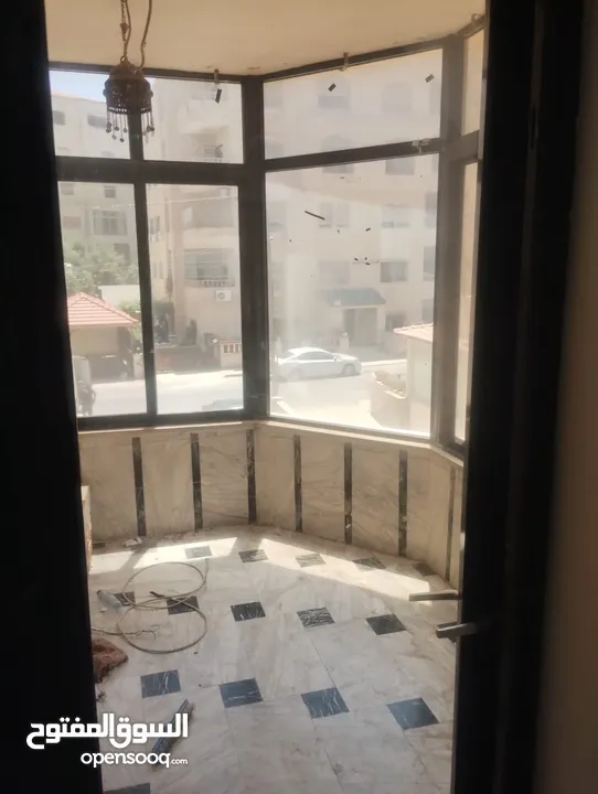 شقة للبيع من المالك مباشرة منطقة شميساني الطابق الأول  مساحة البناء 196متر.  عمر البناء10سنوات