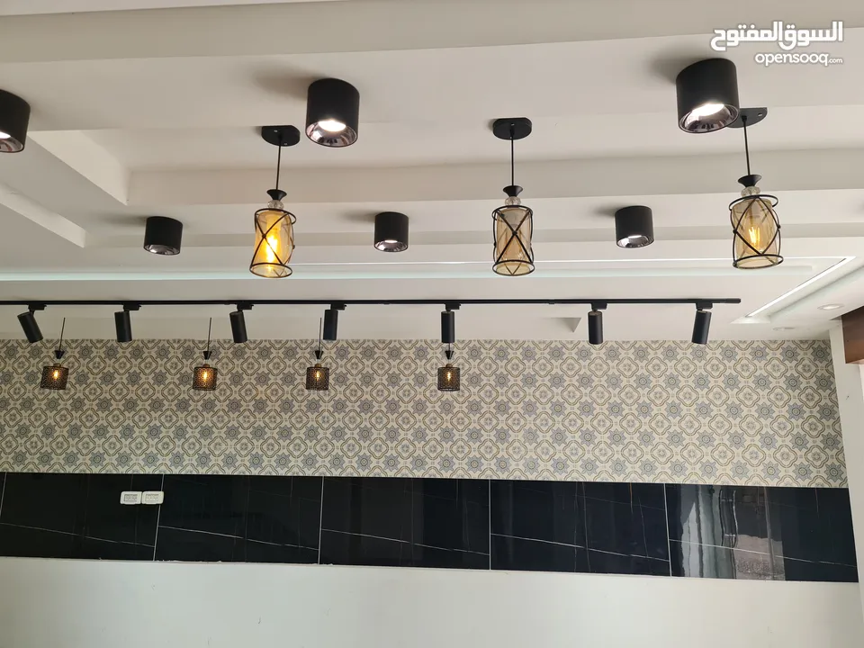 محل تجاري للايجار بالقرب من وسط البلد في مدينة الخليل مع واجهة بارزة على الشارع الرئيسي