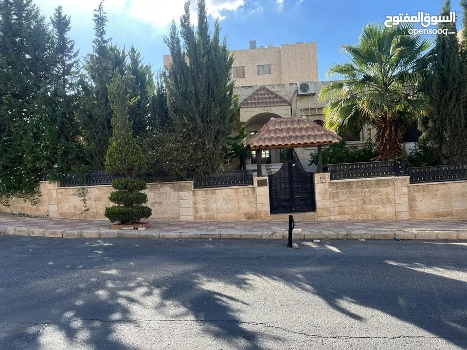 بيت مستقل للبيت يحتوى على 3 شقق