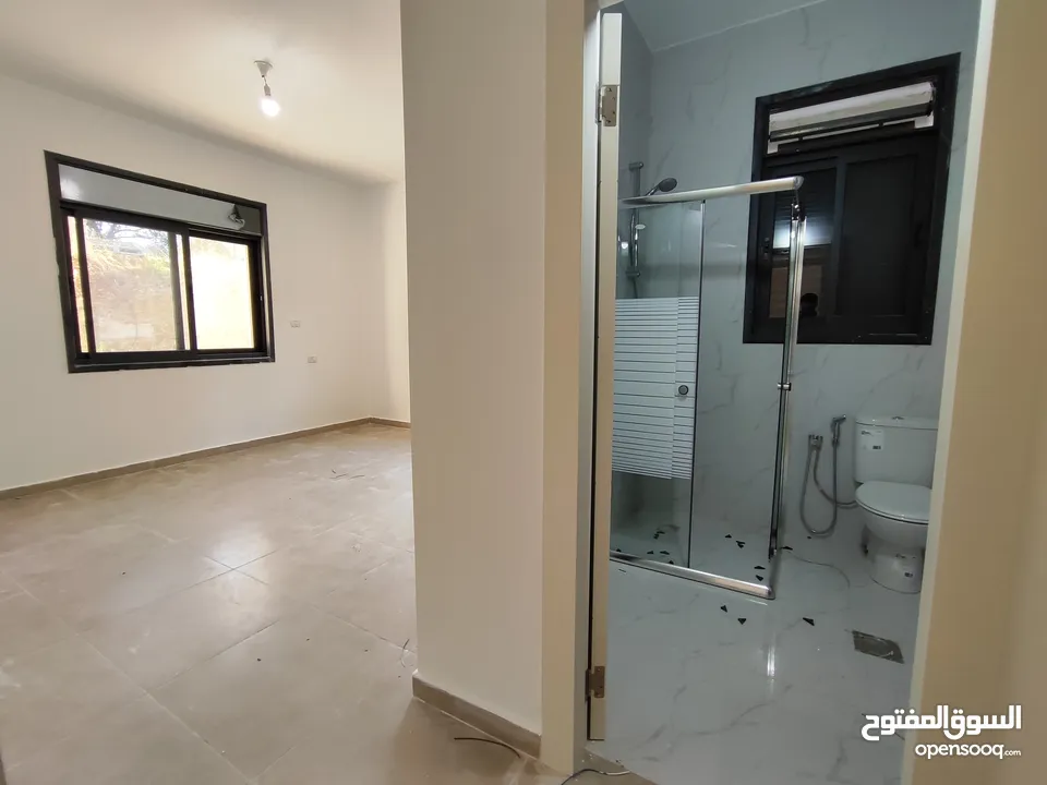 شقة جديده مع ساحه غير مفروش للايجار في سردا