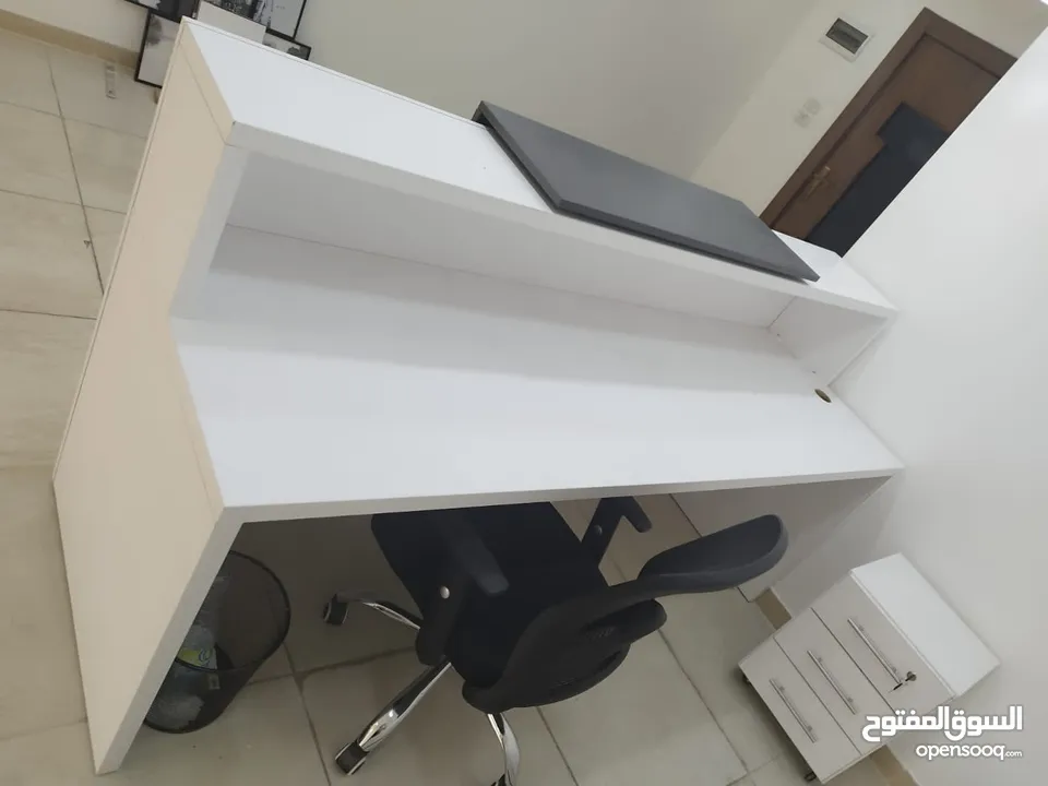كاونتر استقبال بحالة ممتازة للبيع