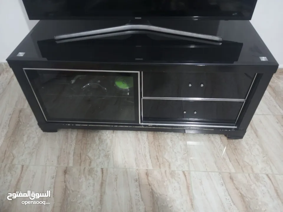 طاولة تلفزيون للبيع بحالة جيدة