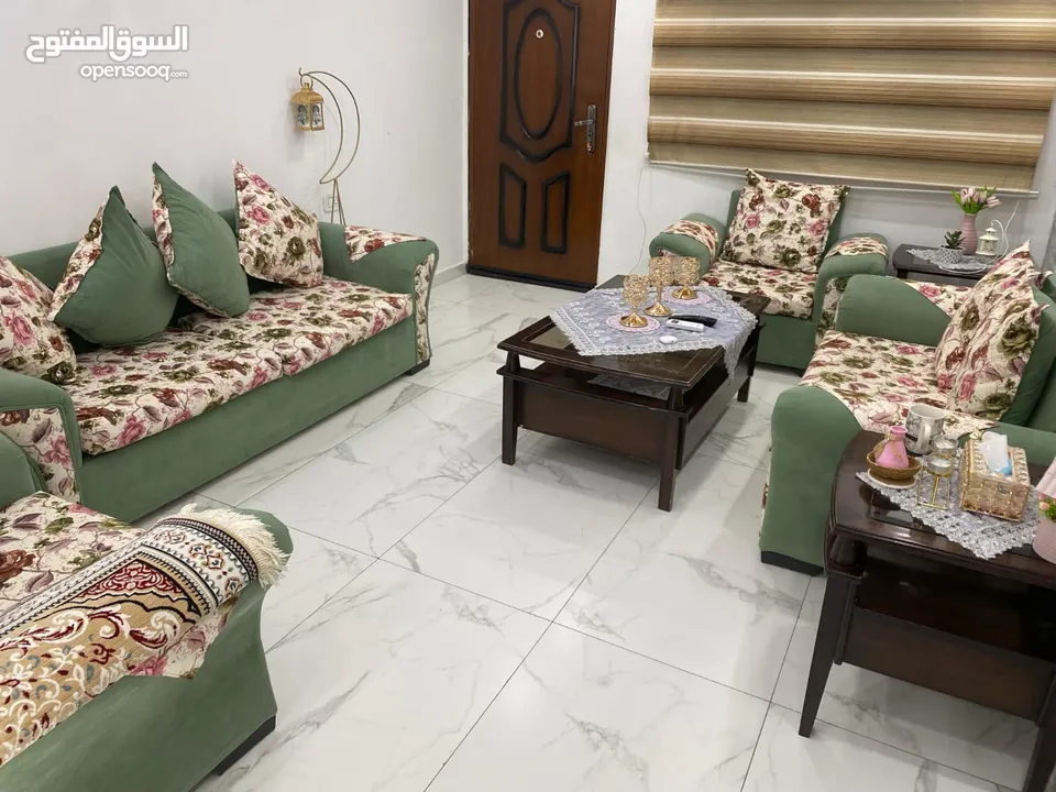 طقم كنب مع طاولات