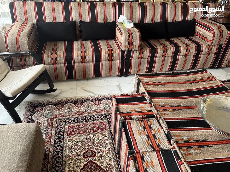 طقم مجلس أنيق ومتين بتصميم مميز وألوان مميزه مثالي للمجالس وغرف الجلوس