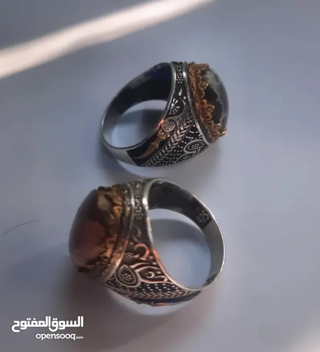 خاتم  العقيق من النوادر،مميز في النحت التقليدي،وسكت من الفضة.   .
