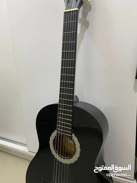 قيتار اسود للبيع من ماركه melody معه شنته سوداء للبيع بسعر 40 دينار الموقع اربد