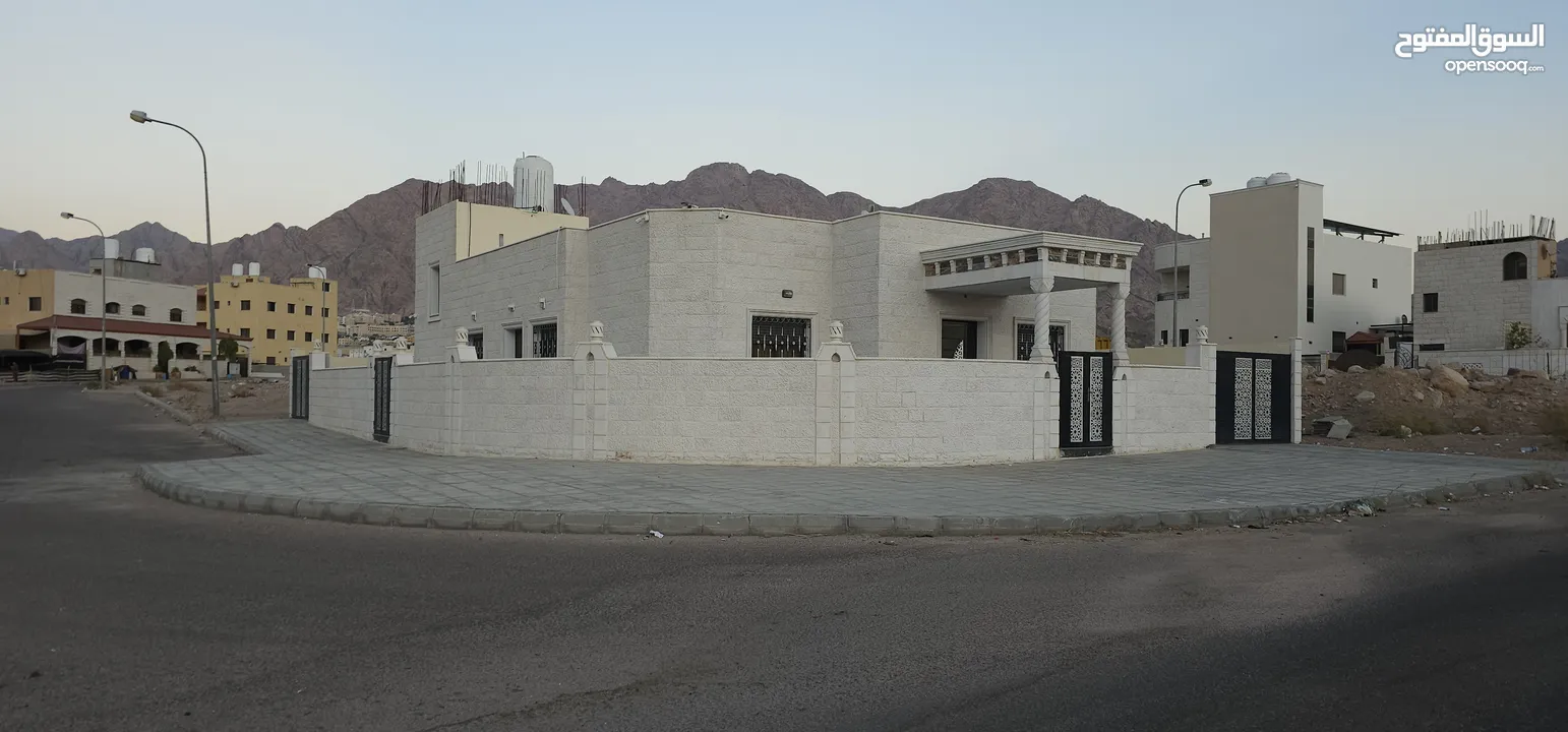 بيت مستقل للبيع في العقبه منطقه الملقان الجنوبي واجهتين حجر مطله على البحر
