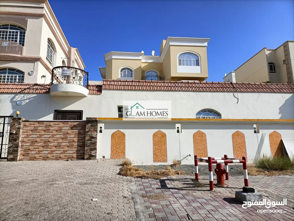Stunning commercial villa for at an ideal price Ref:403S