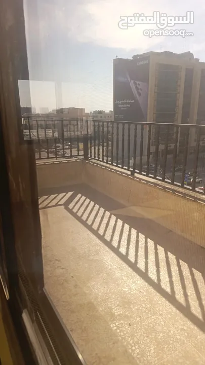روف للبيع في اجمل مناطق عمان بين الدوار الخامس والسادس مطلة على ابراج اعمار مجددبالكامل بسعر مغري
