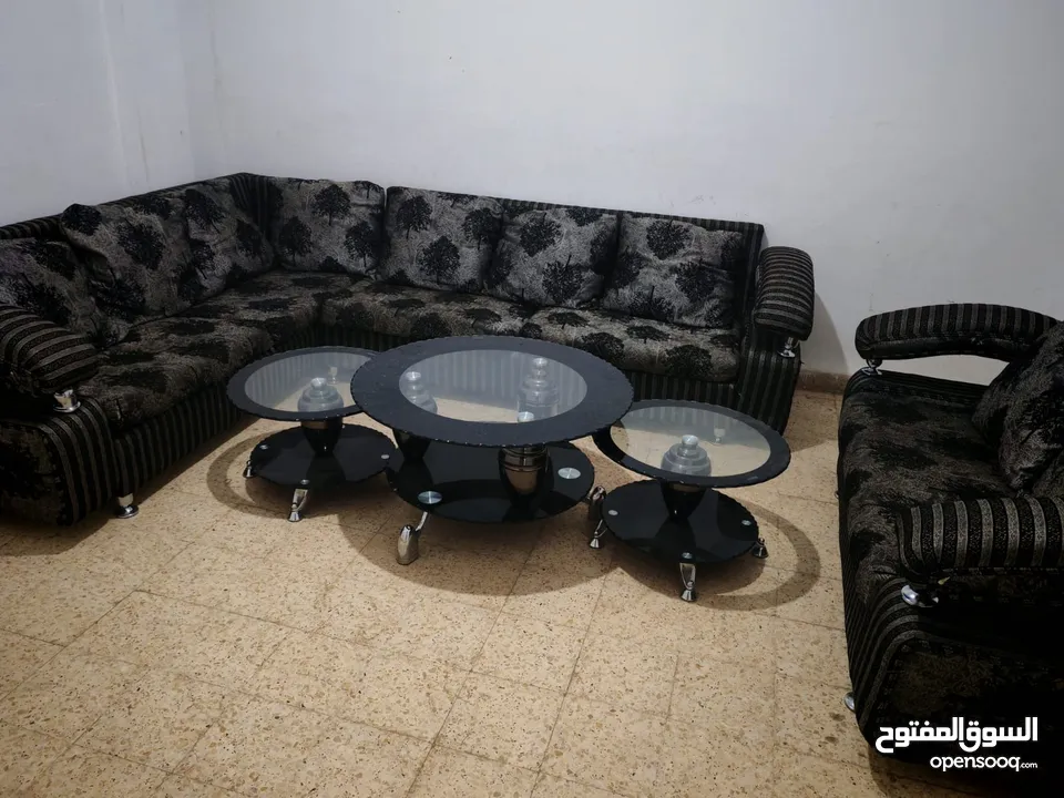 طقم كنب كورنر ثمانية مقاعد  تفصيل بحاله ممتازة وطقم الطاولات لا يشمل البيع