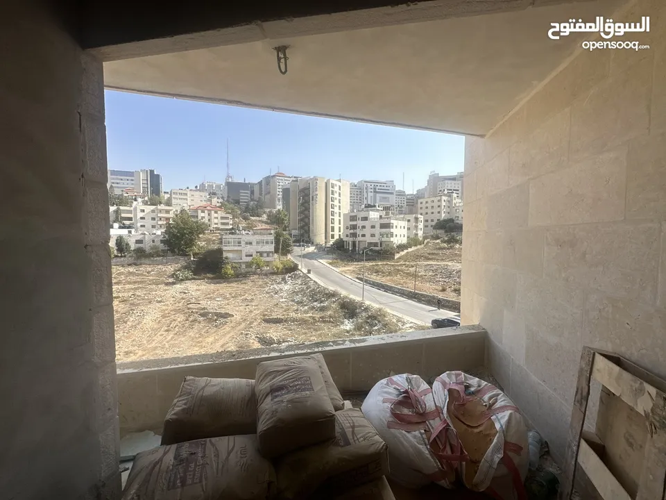تملك شقة 93 متر تبعد 500 متر فقط عن مركز رام الله في منطقة عين مصباح