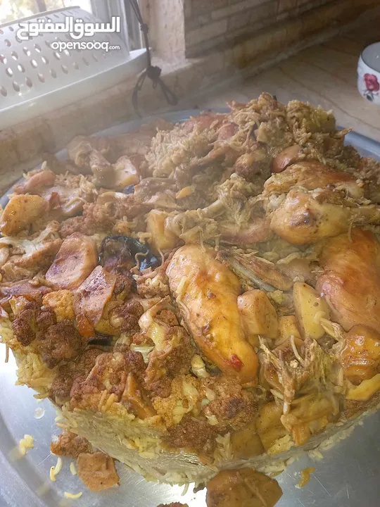 كعك ومعمول بأشكال وأنواع مختلفه اضافه إلى جميع انواع المعجنات وطبخ شعبي