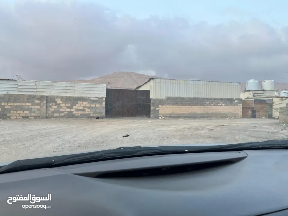 ارض بها مخازن  Landwith warehouses