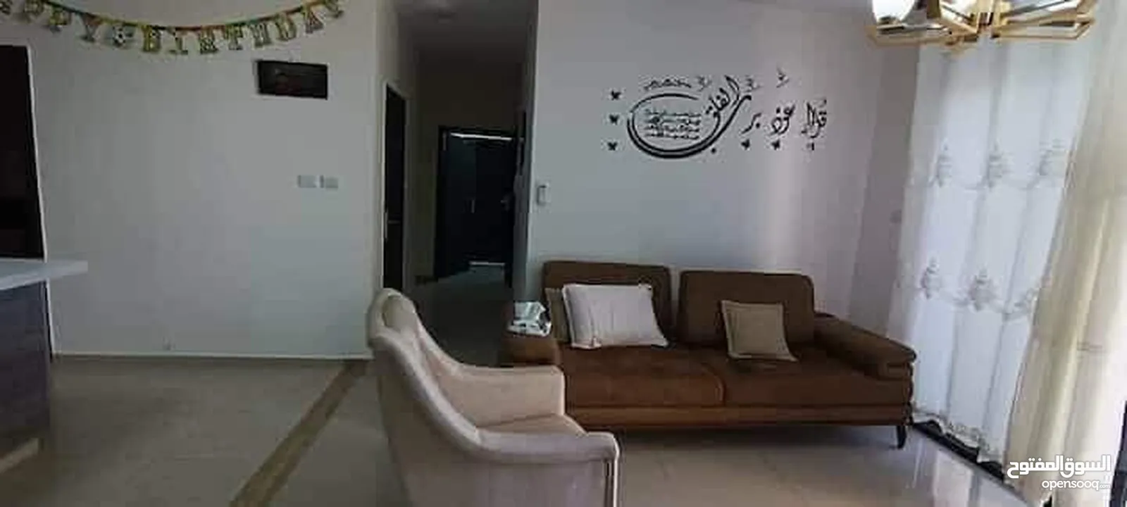 شقة للإيجار قلب عين منجد