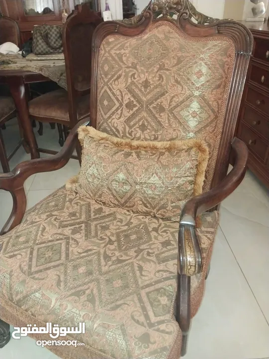 طقم كنب  خشب زان مكون من 7مقاعد  نظيف جدا بسعر مناسب