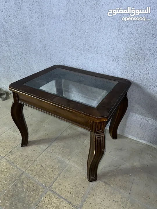 طاولة خشبية معه زجاج مستعمله مطلوب فيها 80 A wooden table with used glass is required for 80 dirhams