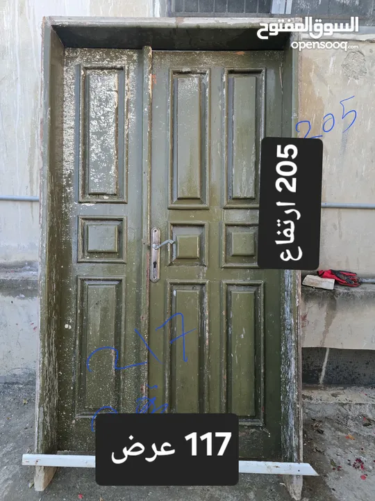 باب خشب وشباك المنيوم