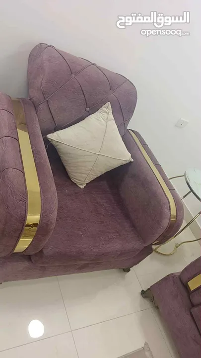 طقم كنب ضيوف مع طقم طاولات