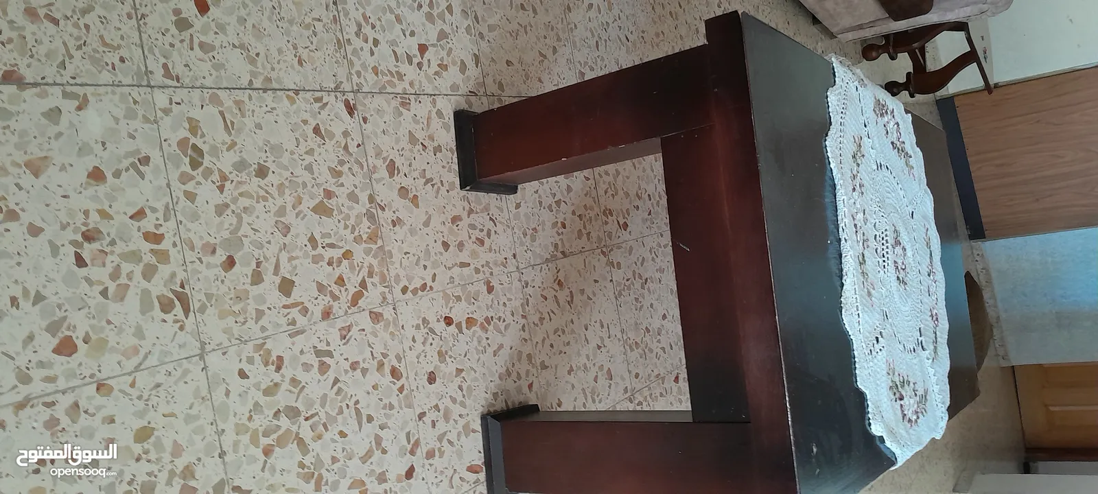 اثاث غرفة جلوس (صالون) بحالة جيدة بجنن اسفنج ناعم لطيف منجد