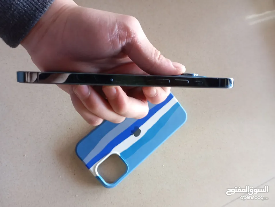 جهاز ايفون 12 برو ماكس مستعمل بحاله ممتازه للبيع مع كافر اثنين و سماعة ايفون اير بودز و شاحن