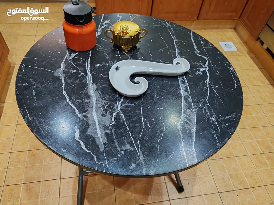 طاولات متعددة شبه جديدة Tables foldable like new