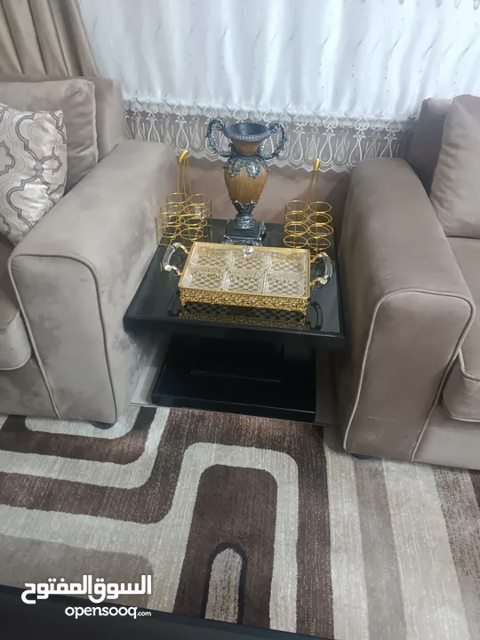 طاولات خشب عدد 3 وحده كبير واثنتين وسط