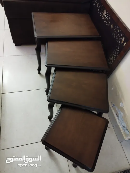 طقم طاولات سيرفيس بحالة ممتازة للبيع لون بني محروق