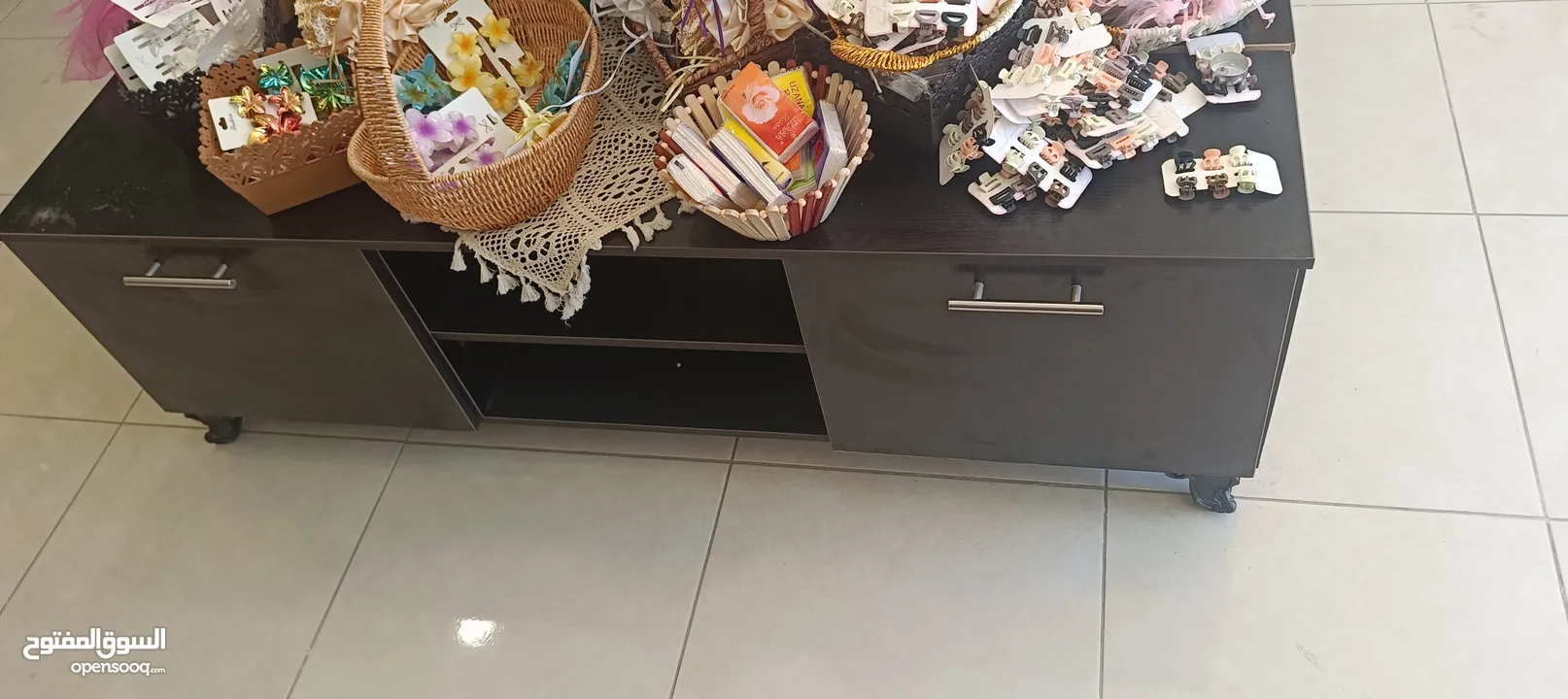 خزائن محل مع طاولات عرض ورفوف