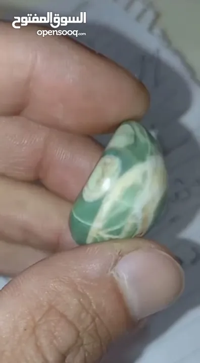احجار كريمة خضراء حجر كريم اخضر حجر زمرد مع عروق بيضاء قص على شكل دمعة للخواتم والقلائد والاساور حسب