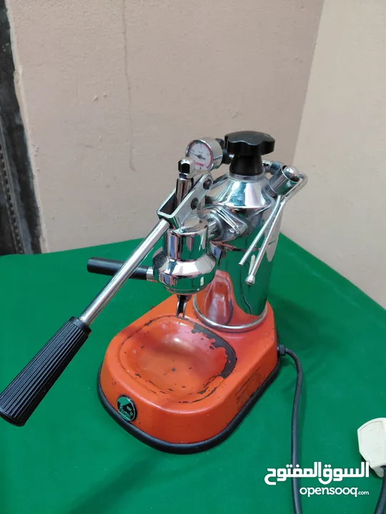 مكينة تحضير القهوة قديمة جدا