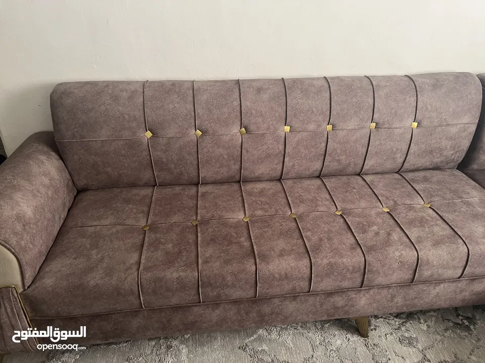طقم كنب كونر جديد استعمال فتره زمنية قصيرة الكنب في حاله جديد البيع بيسب الرحيل السعر فقط 90موجود جم