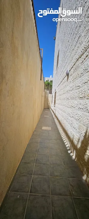 شقة طابق ارضي سوبر ديلكوس كما يوجد غرف مفروشة لطلاب الطب قرب مستشفى السلط الجديد