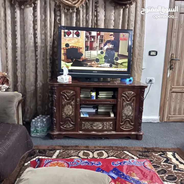 شاشه 40"LCD توشيبا مستعمله مع طاوله  يوجد بقع سوداء تعمل بشكل جيد جدا للبيع  سبب البيع الهجره