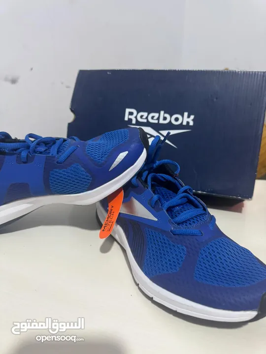 حذاء رياضي أزرق من Reebok، خفيف، بتهوية جيدة ونعل مريح بتقنية Memory Tech.