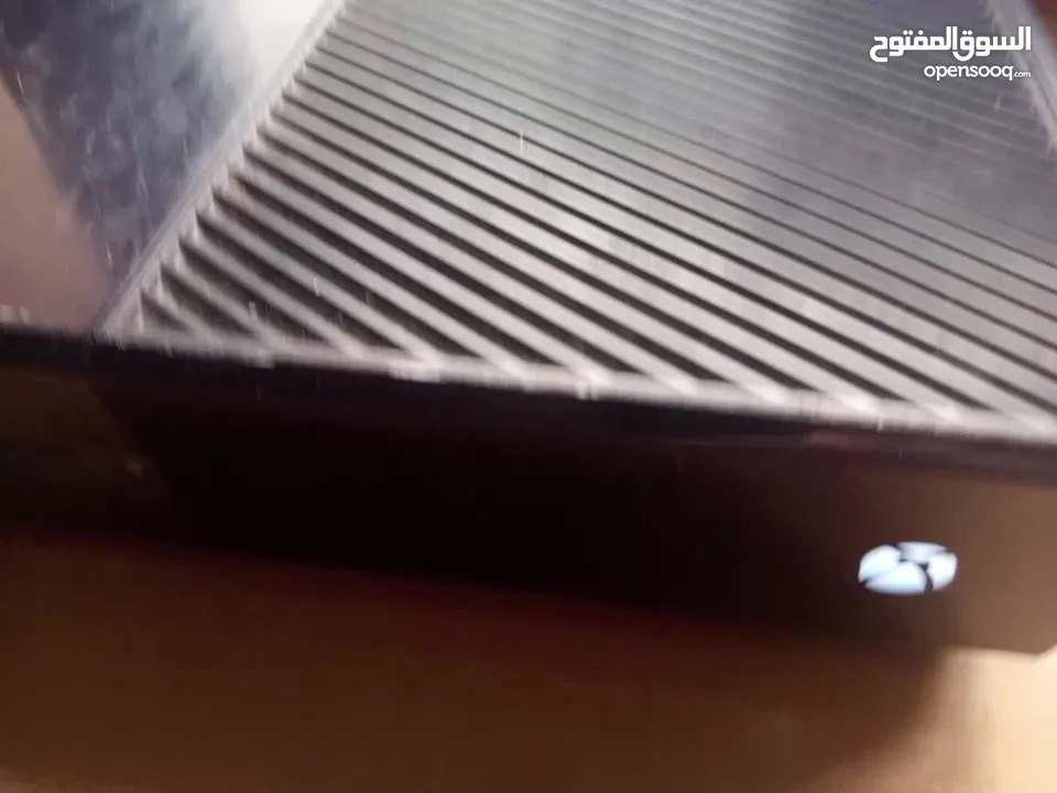 XBOX ONEمستعمل مع ايد والتانية هدية