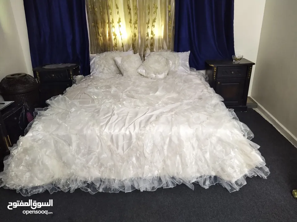 مسبل عرايس مع وجهين مخدة  للبيع المستعجل اشتريته ب 60 ولساتو جديد  غير مستعمل وفتحته للعرض فقط البيع