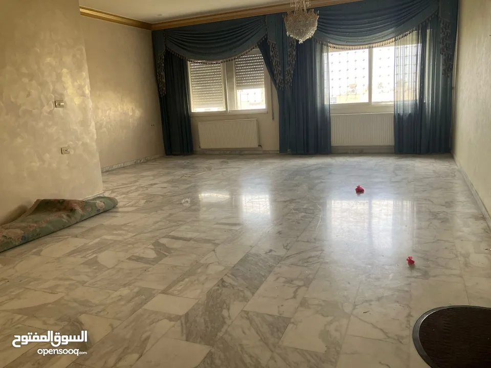 شقة فارغة - دير غبار - 3نوم 1ماستر - 200م - بلكونتين بإطلالــــه مميزة - قرب الخدمات - موقع هادئ