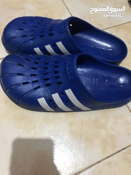 جزمتين اديداس (ADILETTE CLOGS) نظيفة للبيع بسعر جبار