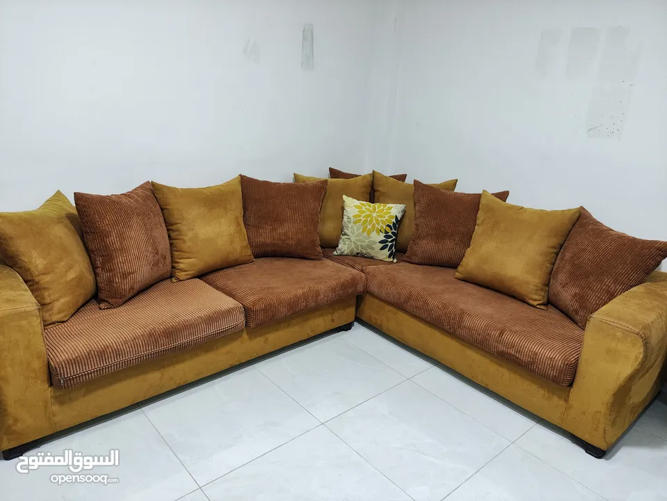 طقم كورنر خشب تفصيل شبه جديد ليس بحاجة الى تنجيد