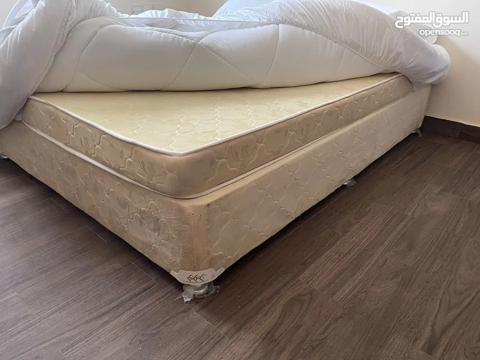 سرير مع المرتبه والخامة القطنية حجم كوين 37 ريال Bed with mattress queen size 37 OMR