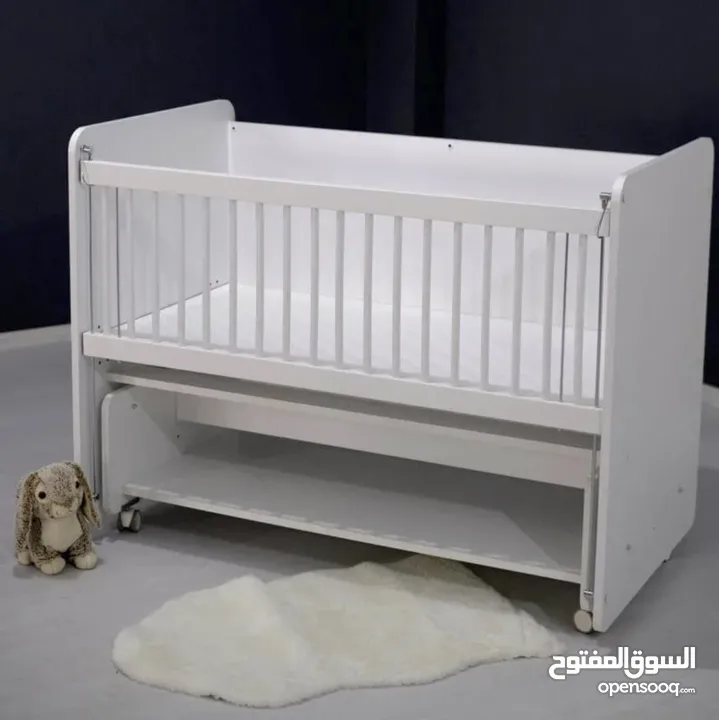سرير أطفال هزاز أبيض (BW1090) بعجلات – مقاس 120 × 60 سم