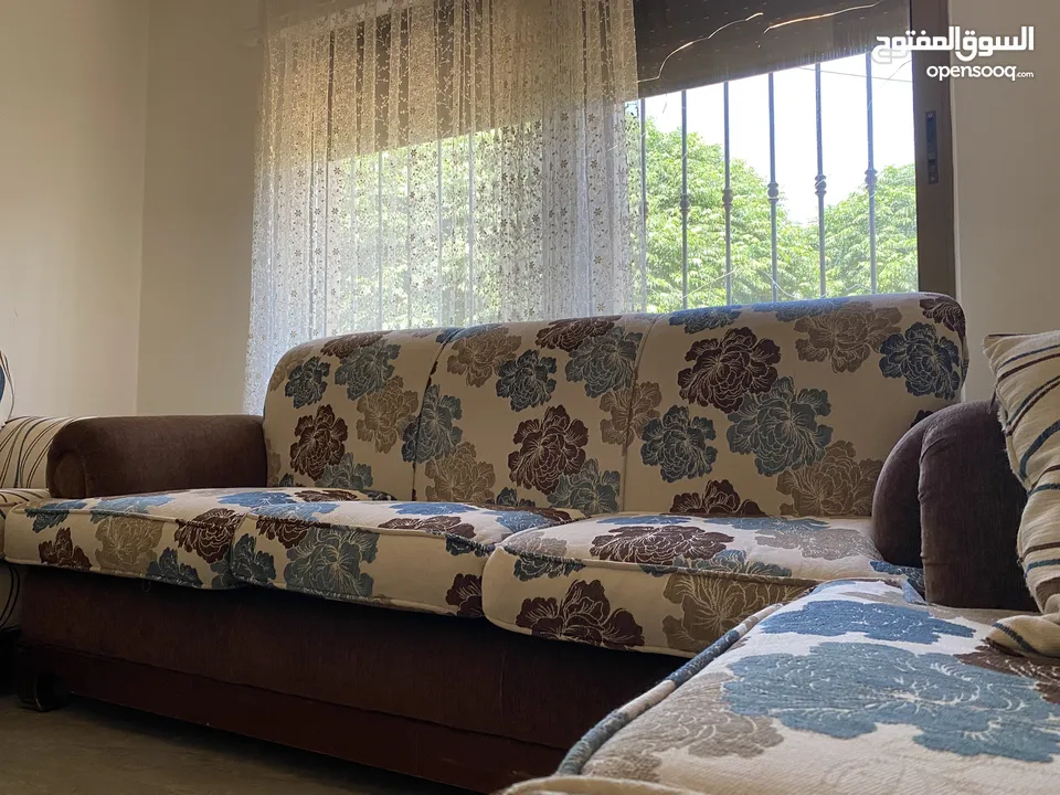 طقم كنب فاخر تفصيل مستعمل استعمال خفيف الاسفنج مضغوط وثقيل .. خشب صلب .. الطقم غير مستهلك الا قليلا